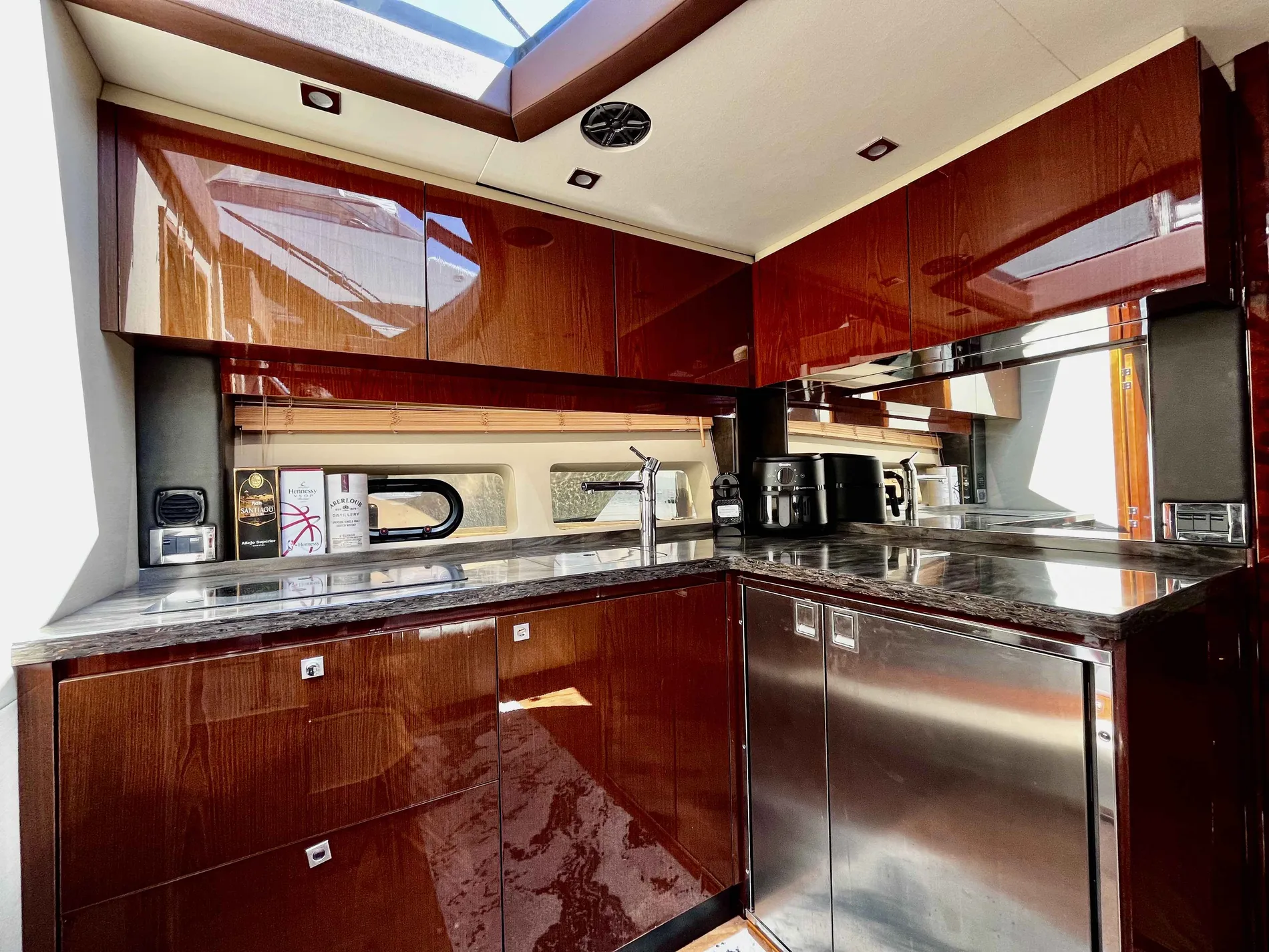 Pre-Owned 2015 Sea ray 470 Sundancer for Sale | Vancouver, BC | M&P Yacht Centre | 69effbcb3127753a4002e465