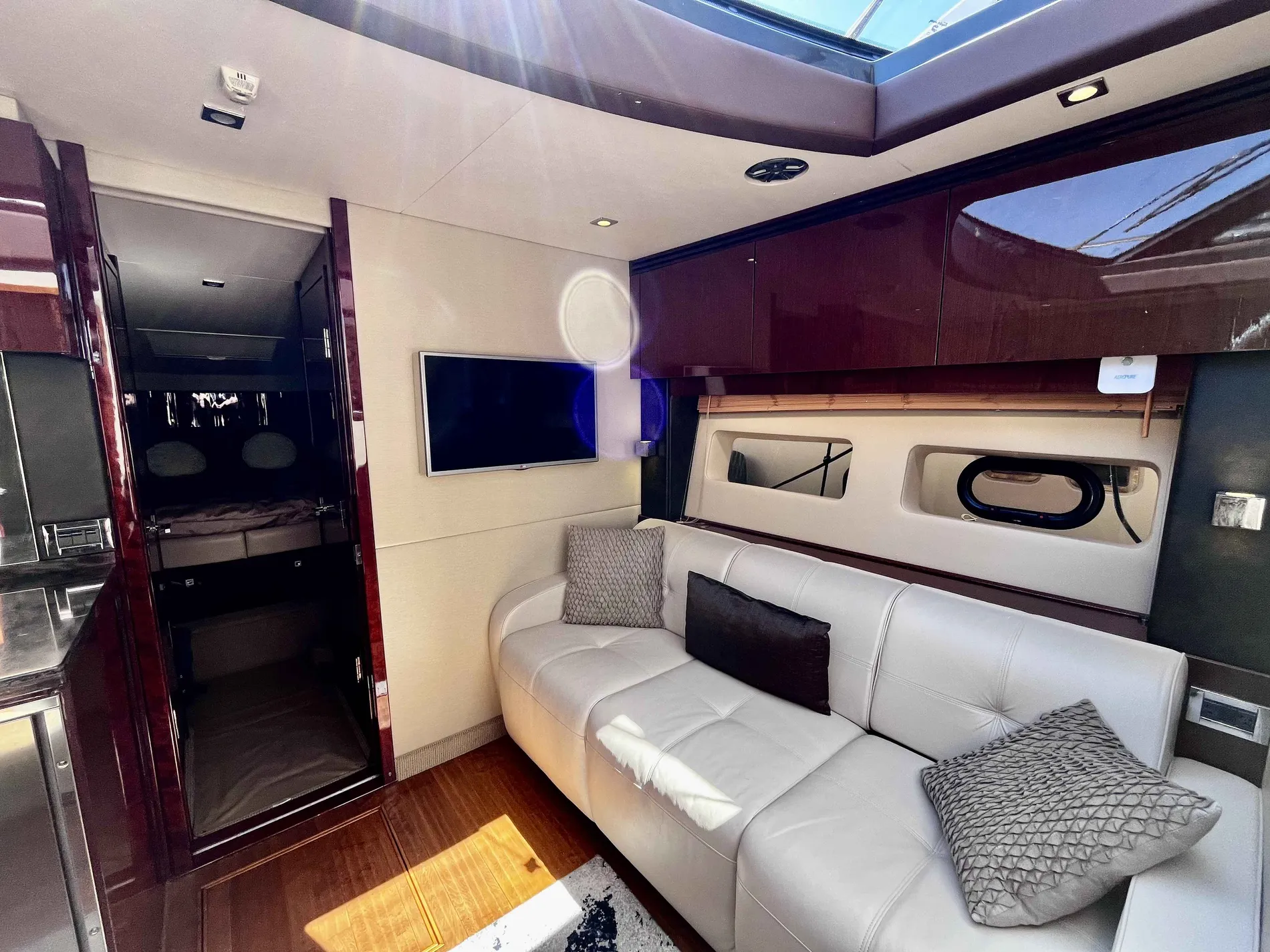 Pre-Owned 2015 Sea ray 470 Sundancer for Sale | Vancouver, BC | M&P Yacht Centre | 69effbcb3127753a4002e465