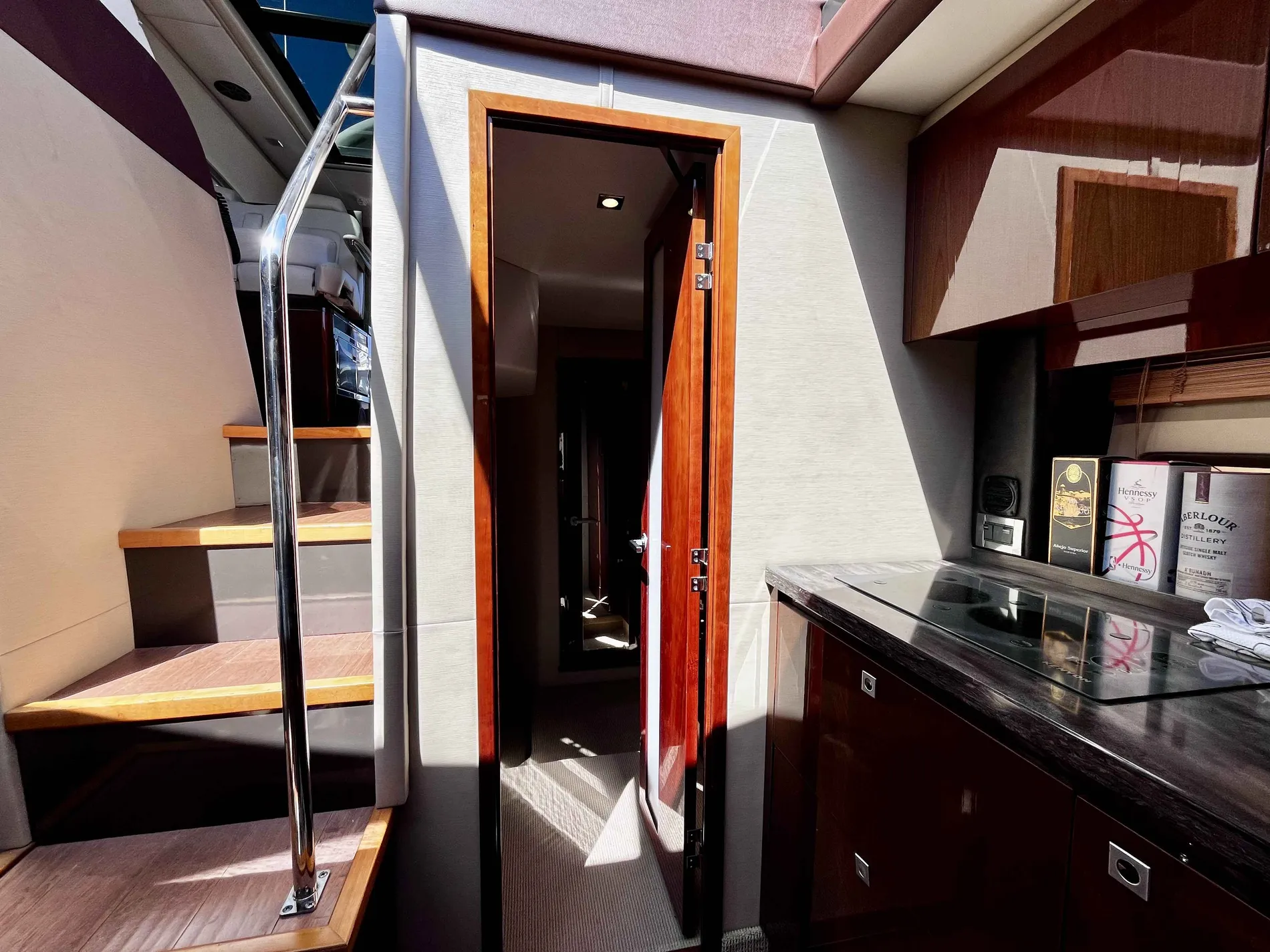 Pre-Owned 2015 Sea ray 470 Sundancer for Sale | Vancouver, BC | M&P Yacht Centre | 69effbcb3127753a4002e465