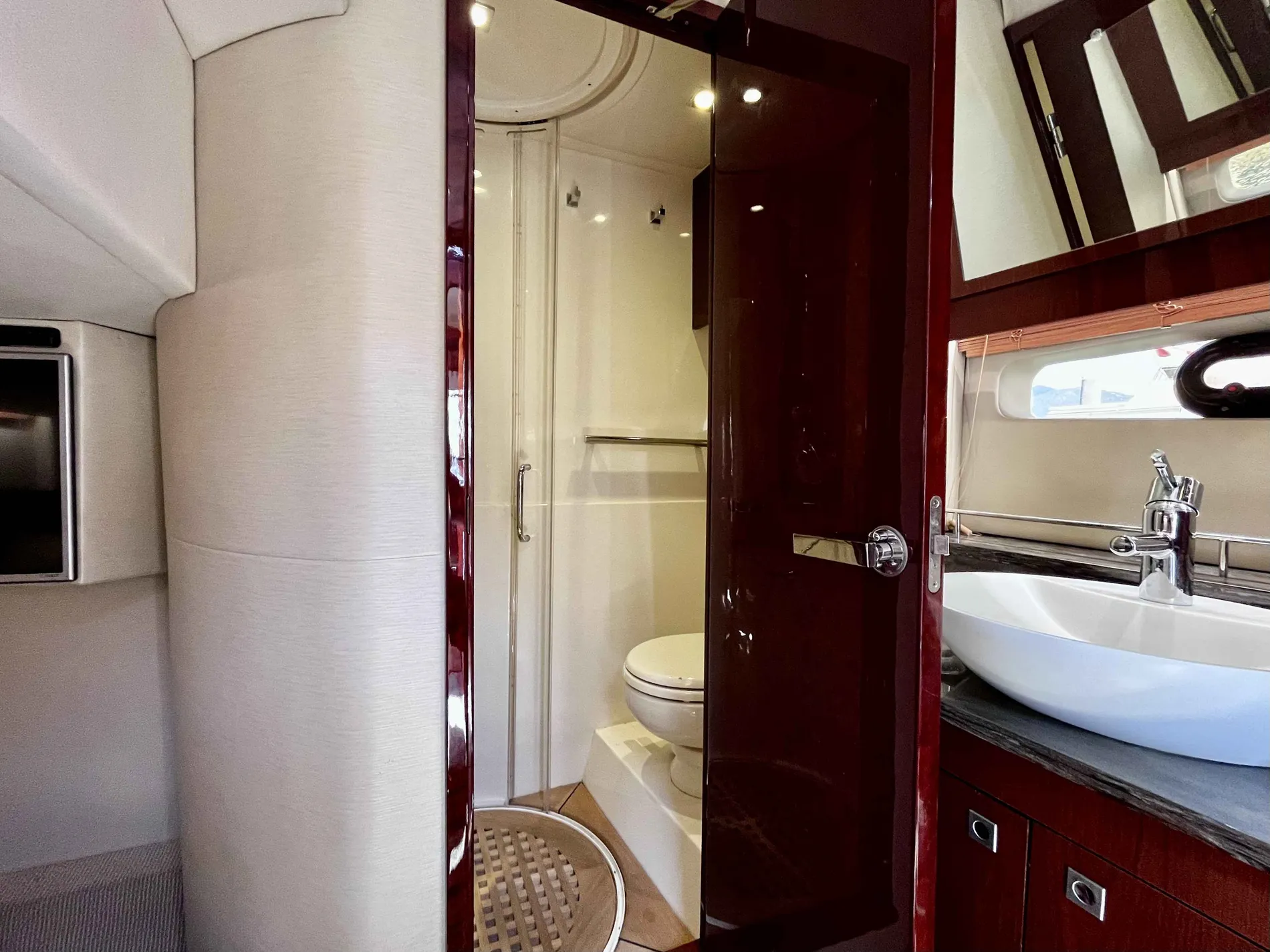 Pre-Owned 2015 Sea ray 470 Sundancer for Sale | Vancouver, BC | M&P Yacht Centre | 69effbcb3127753a4002e465