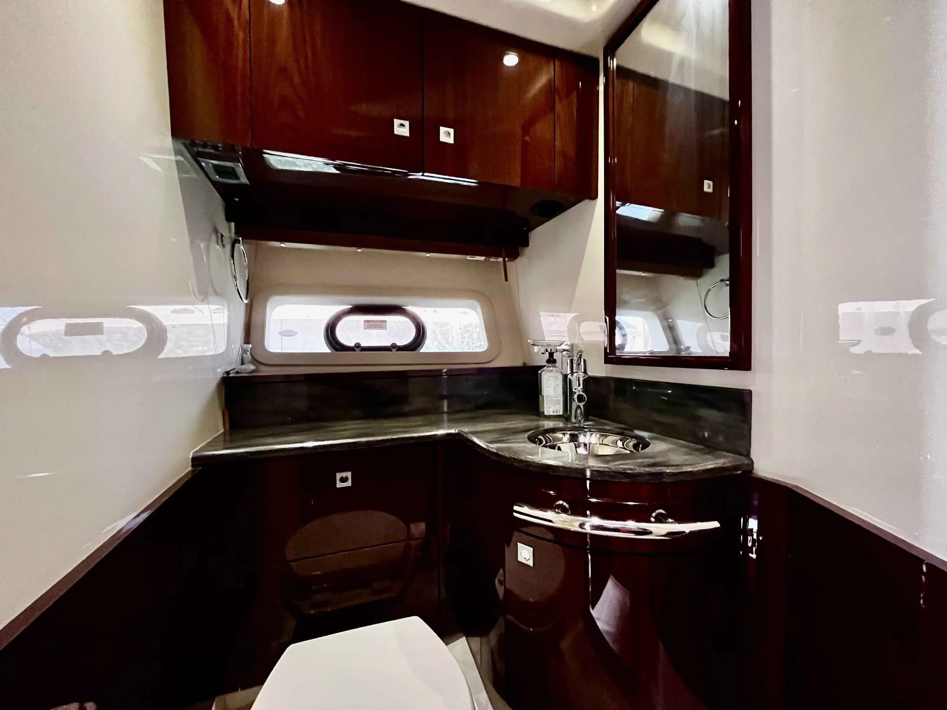 Pre-Owned 2015 Sea ray 470 Sundancer for Sale | Vancouver, BC | M&P Yacht Centre | 69effbcb3127753a4002e465