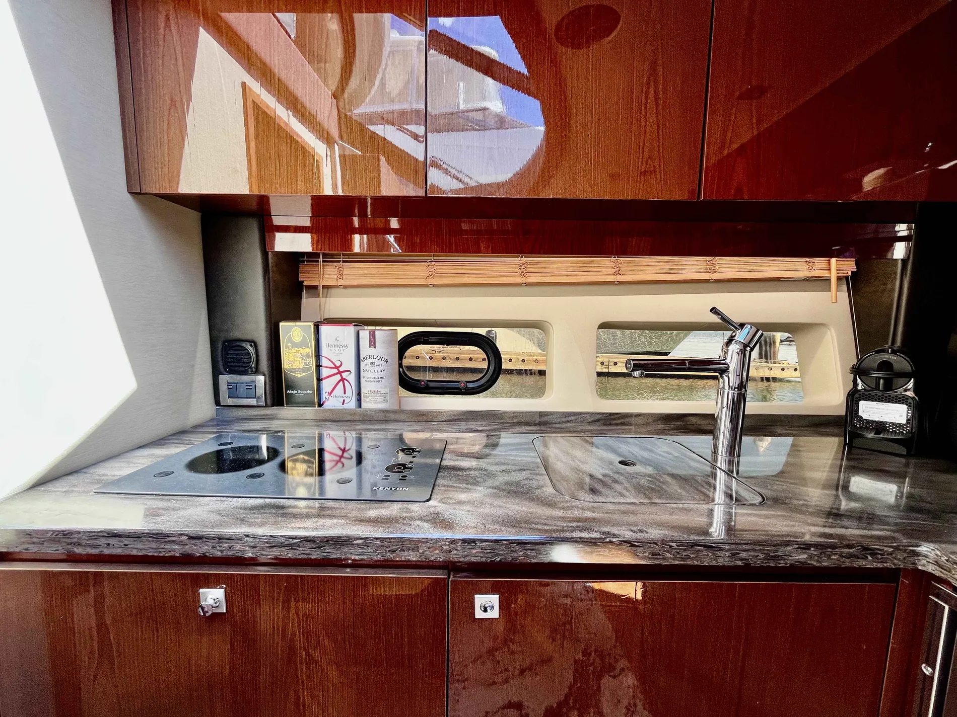Pre-Owned 2015 Sea ray 470 Sundancer for Sale | Vancouver, BC | M&P Yacht Centre | 69effbcb3127753a4002e465