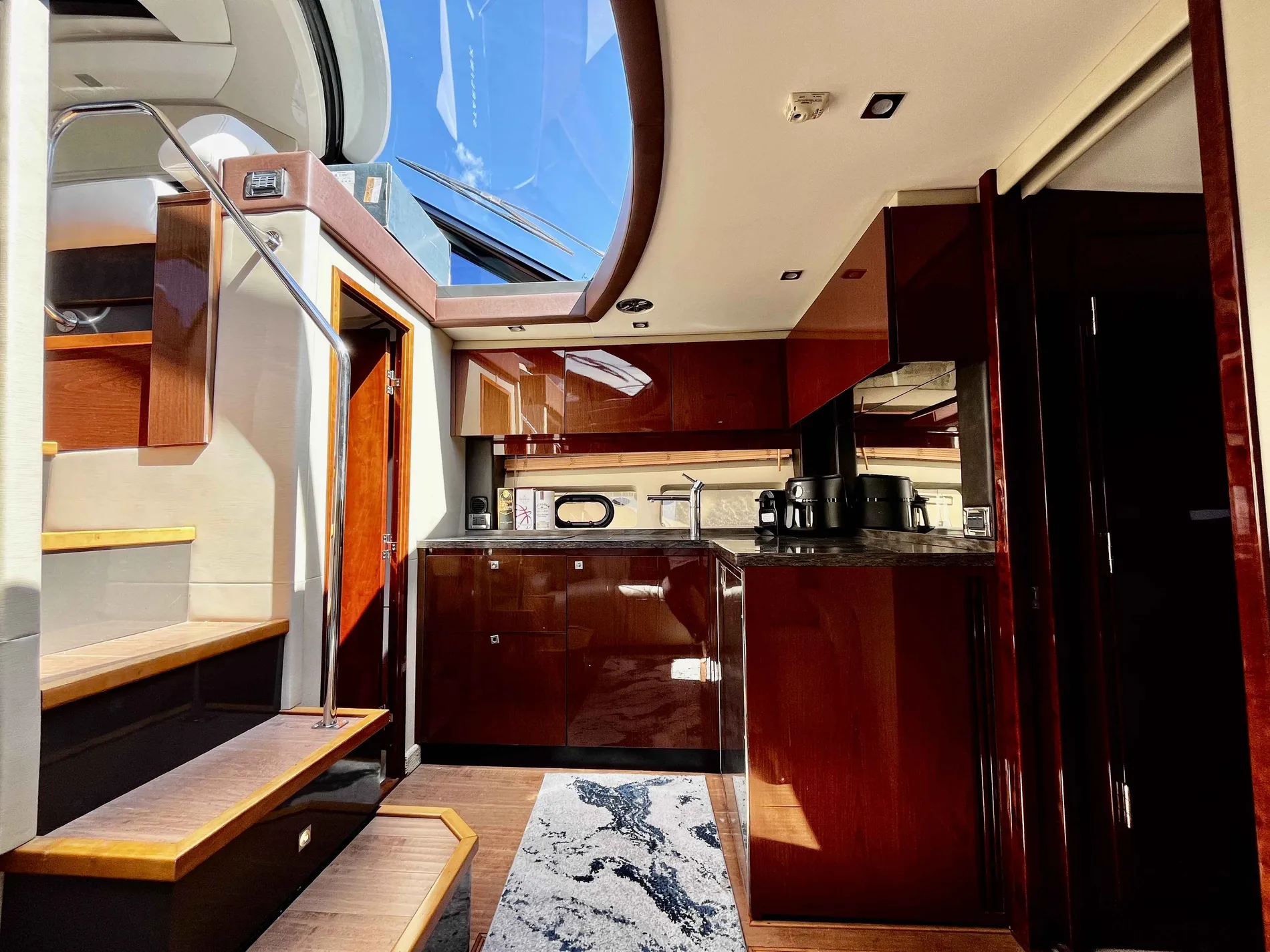 Pre-Owned 2015 Sea ray 470 Sundancer for Sale | Vancouver, BC | M&P Yacht Centre | 69effbcb3127753a4002e465