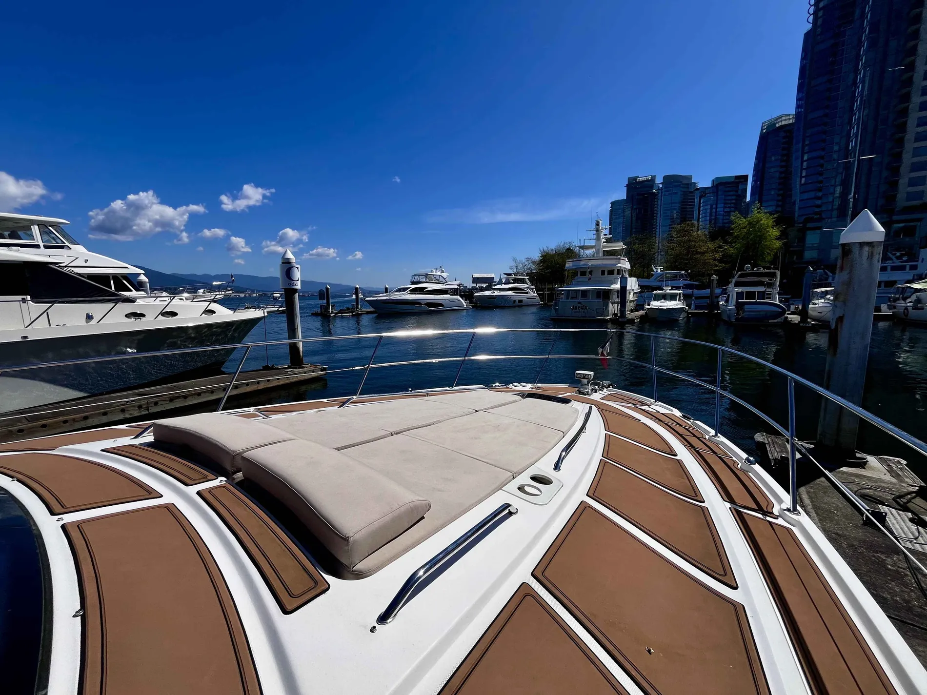 Pre-Owned 2015 Sea ray 470 Sundancer for Sale | Vancouver, BC | M&P Yacht Centre | 69effbcb3127753a4002e465