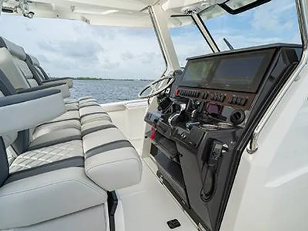 2027 Pursuit S 358 detail image 11