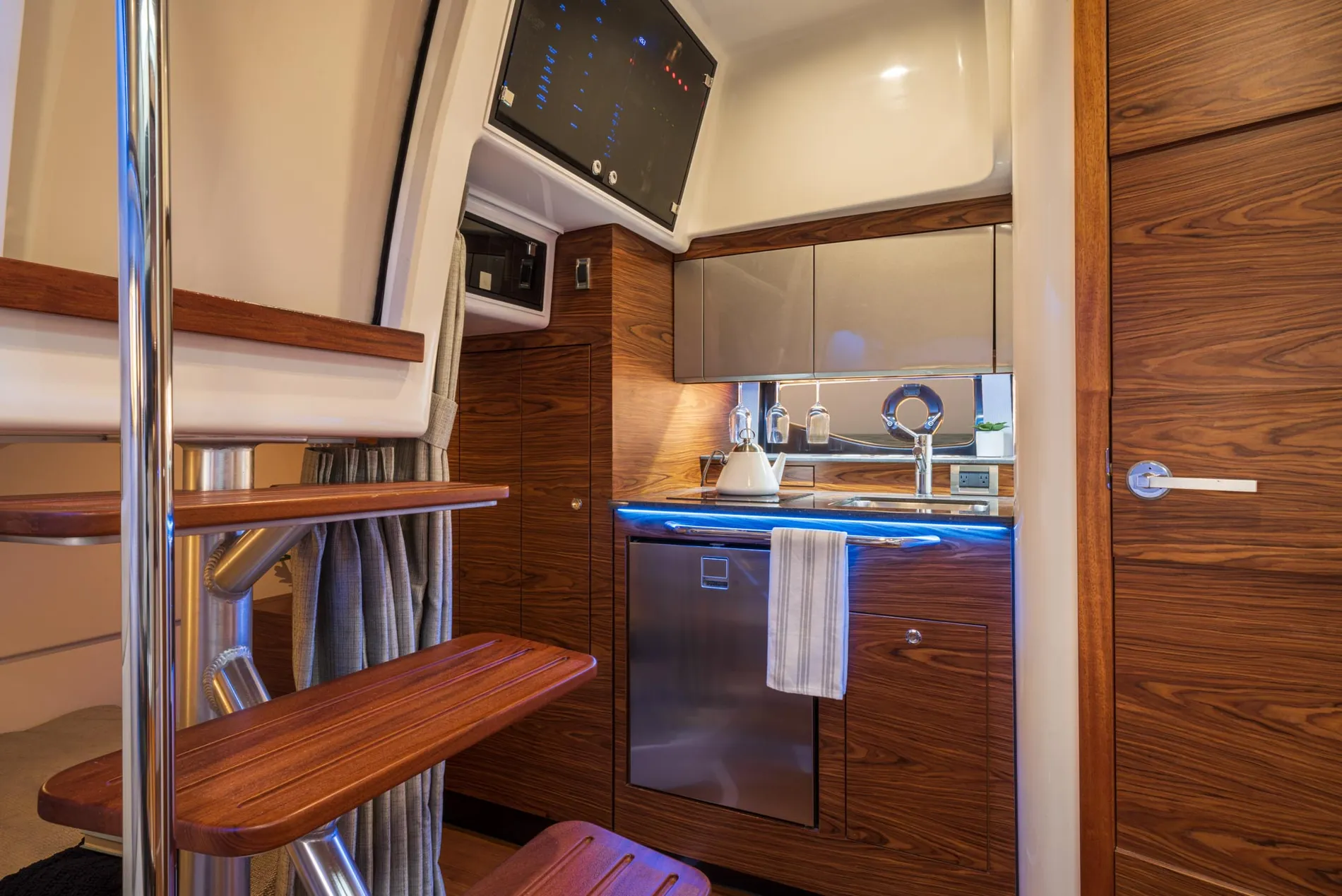 New 2027 Boston whaler 405 Conquest Pilothouse for Sale | Vancouver, BC | M&P Yacht Centre | 6a17d0f751d795aab70d935e