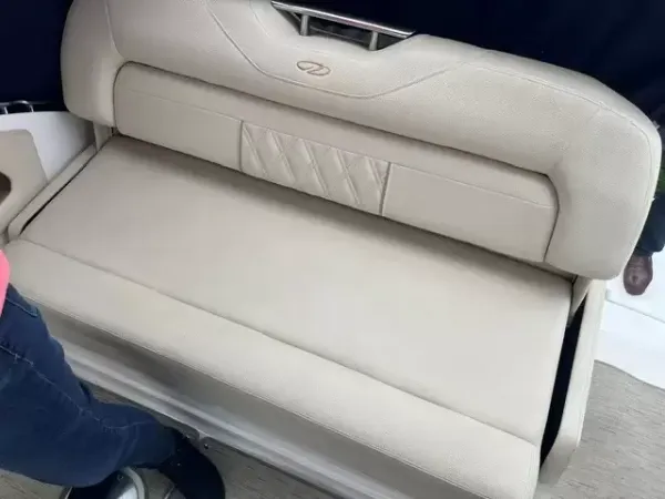 2018 Regal 28 EXPRESS detail image 8