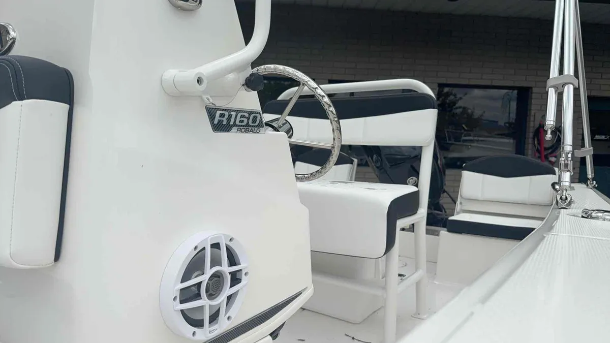 2026 Robalo R160-4