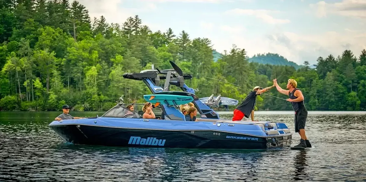 2027 Malibu 23 LSV-3