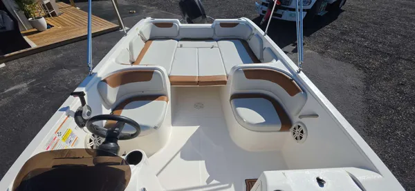 2019 Bayliner E 21