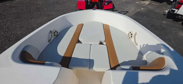 2019 Bayliner E 21