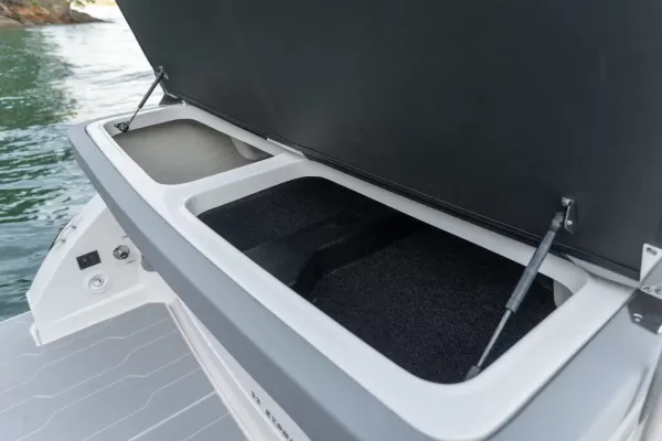 2027 Regal 33 XO detail image 4
