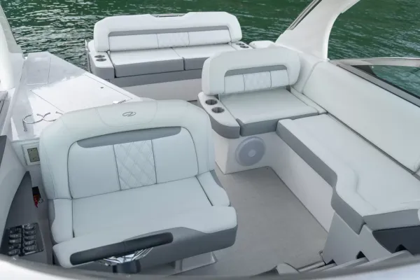 2027 Regal 33 XO detail image 7