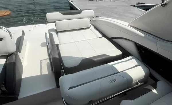 2016 Regal 3200 detail image 14