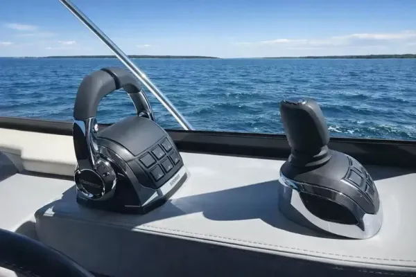 2019 Regal 42 GRANDE COUPE detail image 9