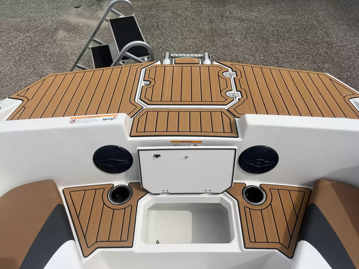 boat-carouselImage-image