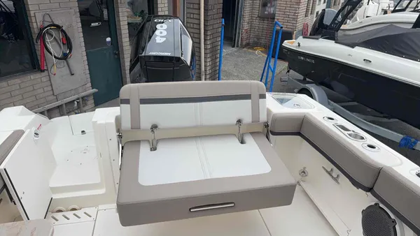 2027 Boston Whaler  24 Vantage-7