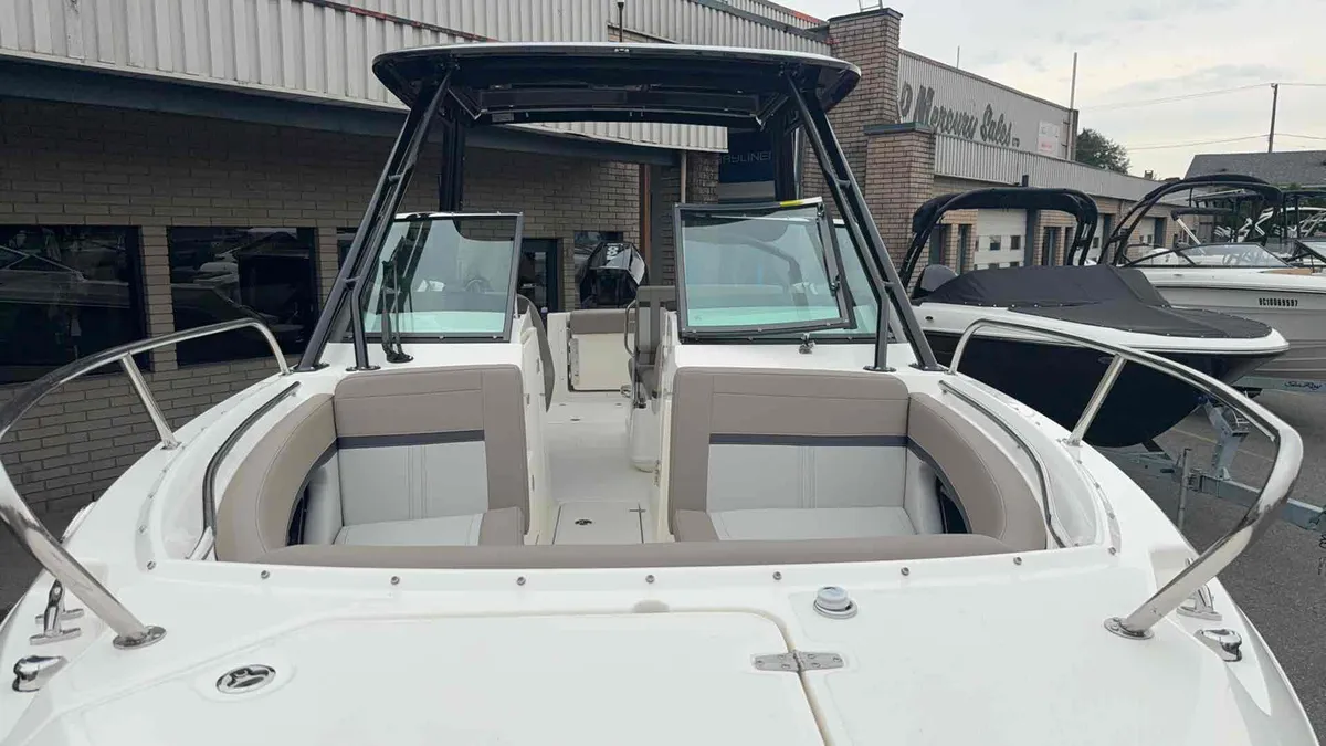 2027 Boston Whaler  24 Vantage-3