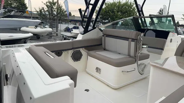 2027 Boston Whaler  24 Vantage-4
