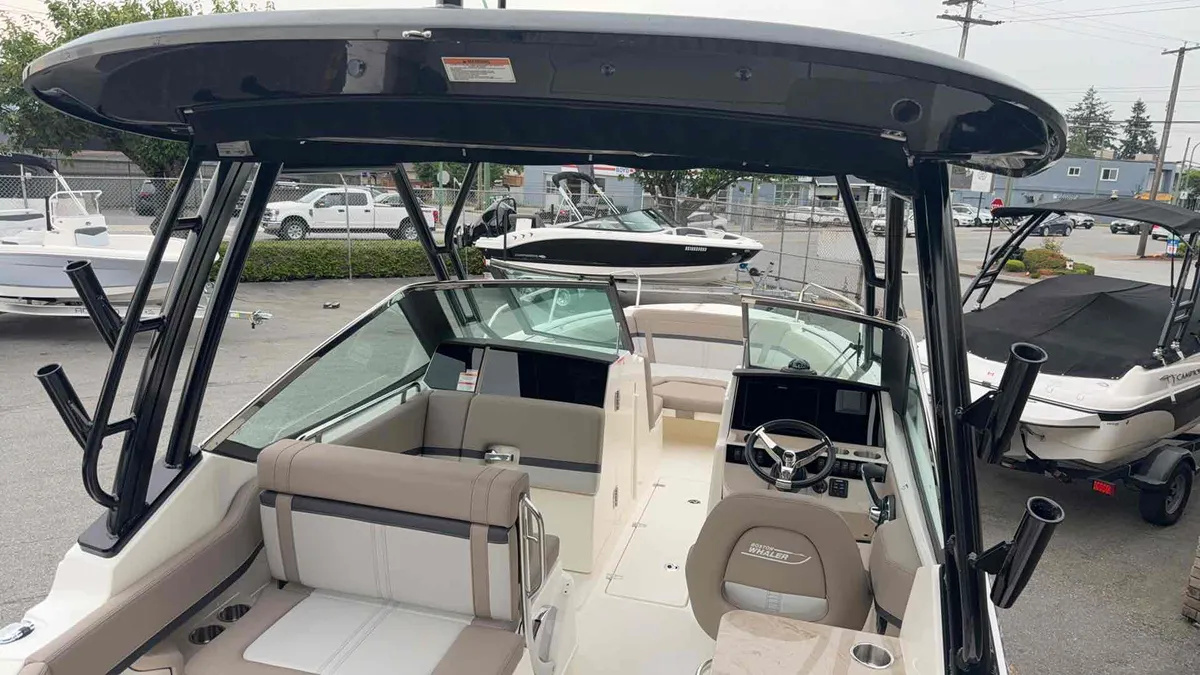 2027 Boston Whaler  24 Vantage-12