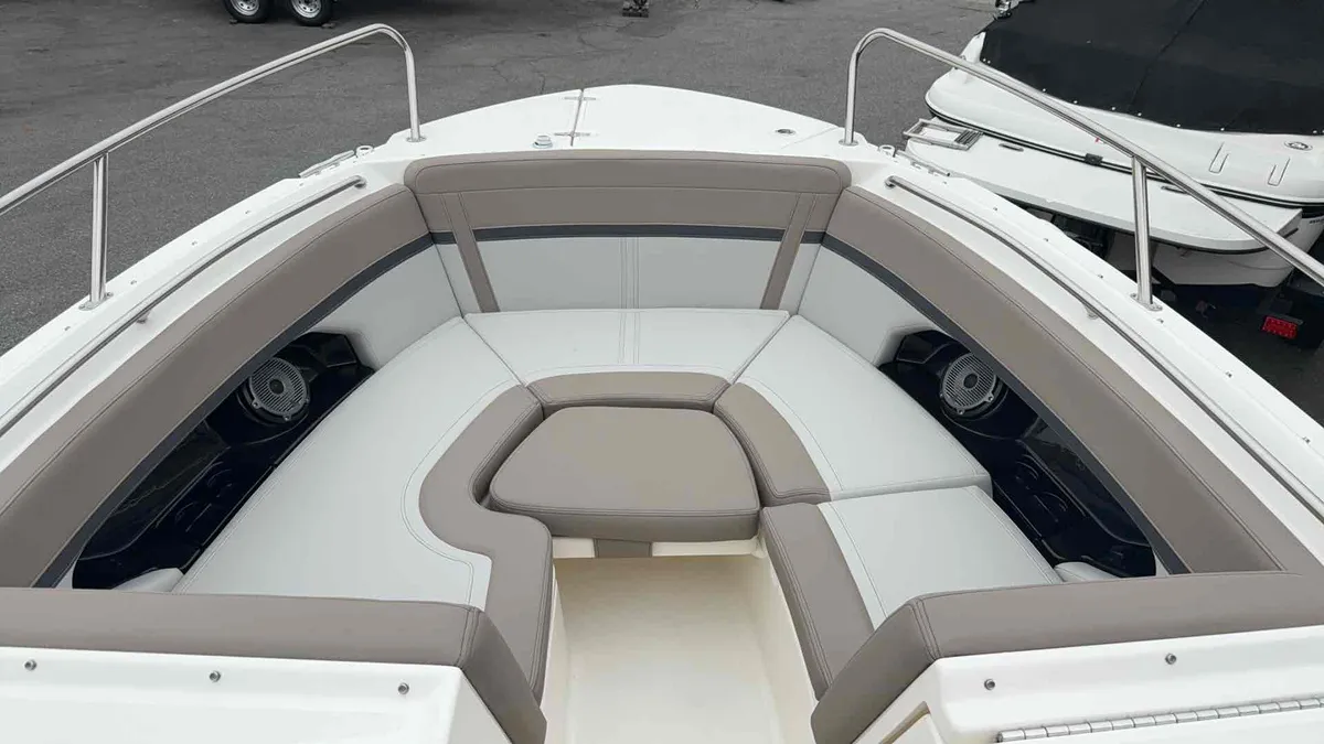 2027 Boston Whaler  24 Vantage-9