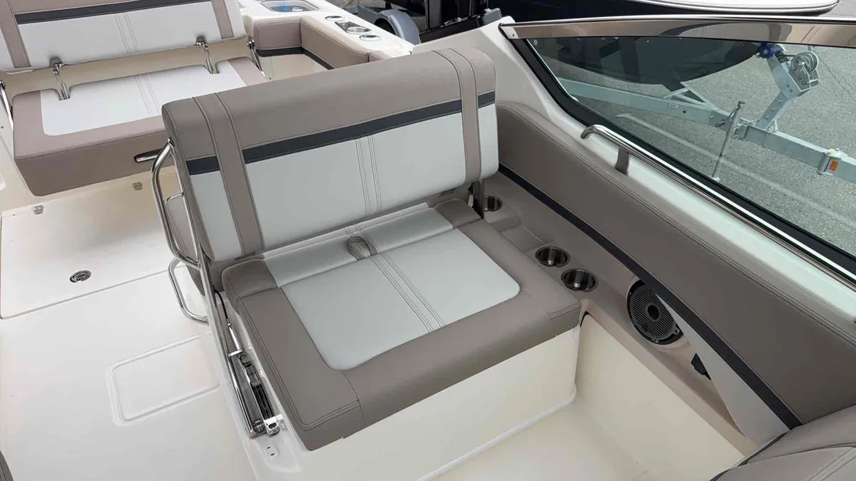 2027 Boston Whaler  24 Vantage-10