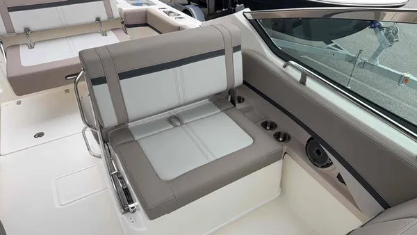 2027 Boston Whaler  24 Vantage-10
