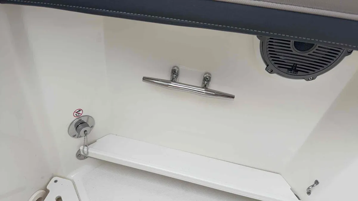 2027 Boston Whaler  24 Vantage-14