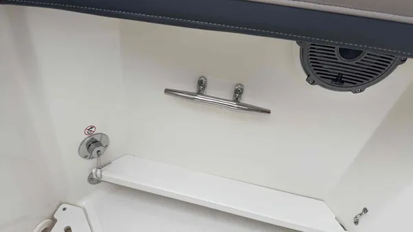 2027 Boston Whaler  24 Vantage-14