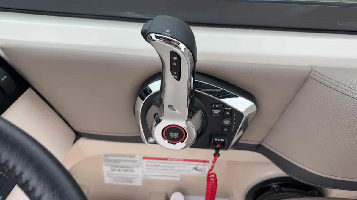 2027 Boston Whaler  24 Vantage-16