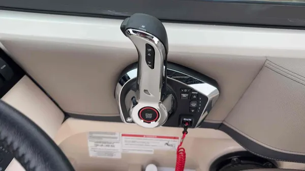 2027 Boston Whaler  24 Vantage-16