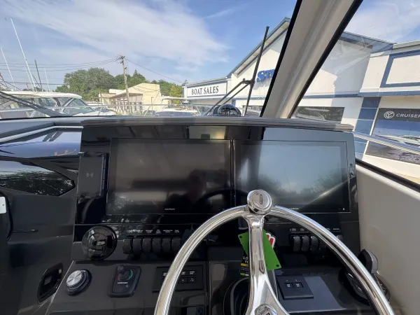 2027 Pursuit OS 325 detail image 18