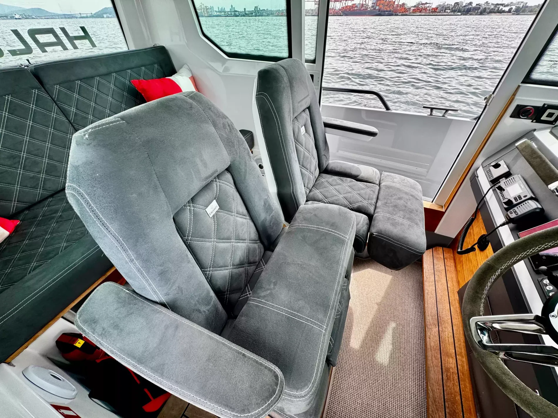 Pre-Owned 2019 Axopar 28 Cabin for Sale | Vancouver, BC | M&P Yacht Centre | 6a5a90c4d41ce902f706f68a