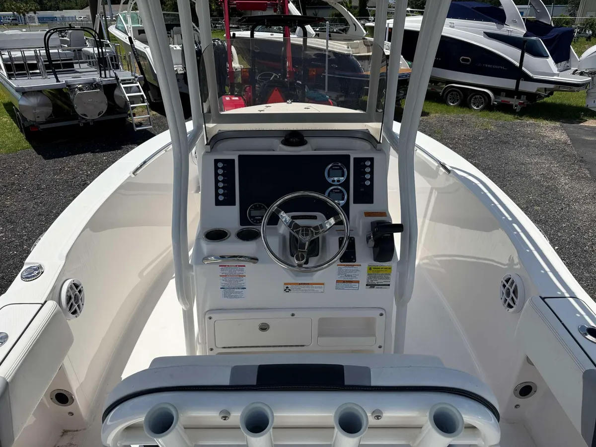 2024 Robalo R180