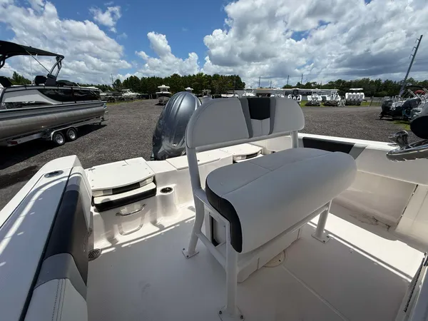 2024 Robalo R180