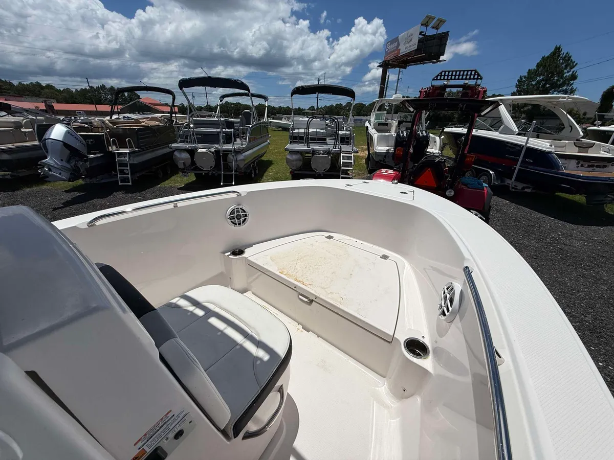 2024 Robalo R180