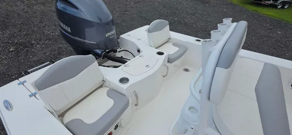 2022 Robalo 206 CAYMAN