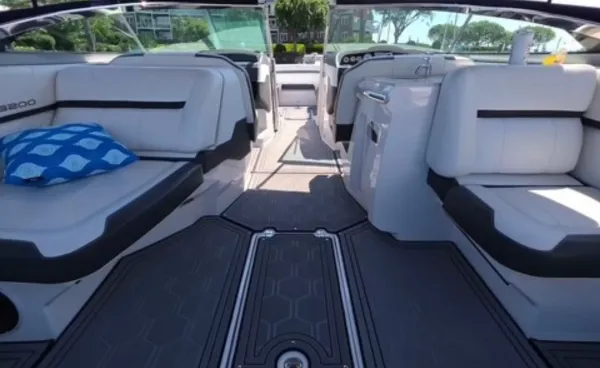 2016 Regal 3200 detail image 11