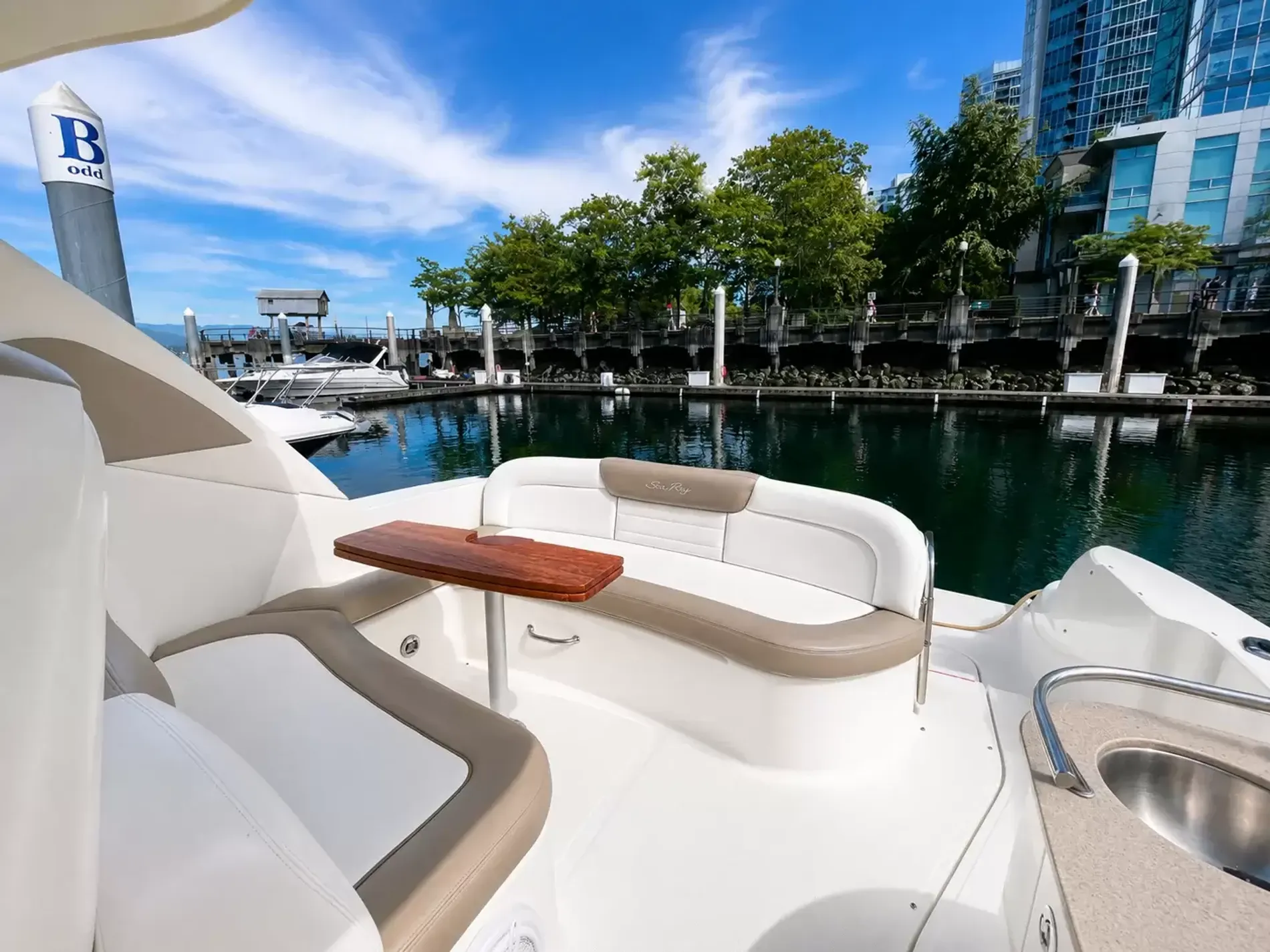 Pre-Owned 2007 Sea ray Sundancer 310 for Sale | Vancouver, BC | M&P Yacht Centre | 6a6d73378cf85a4e440d7c06