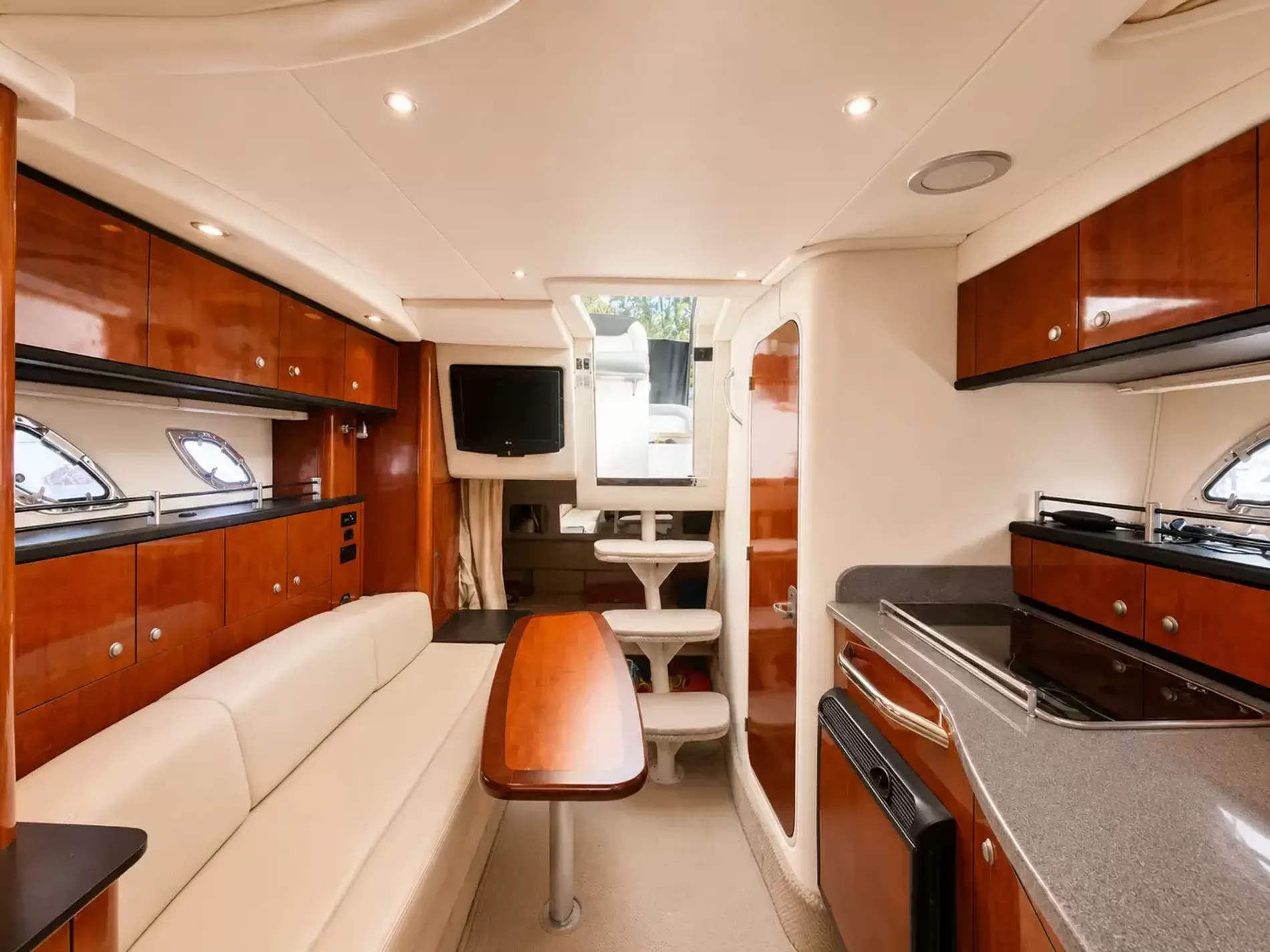 Pre-Owned 2007 Sea ray Sundancer 310 for Sale | Vancouver, BC | M&P Yacht Centre | 6a6d73378cf85a4e440d7c06