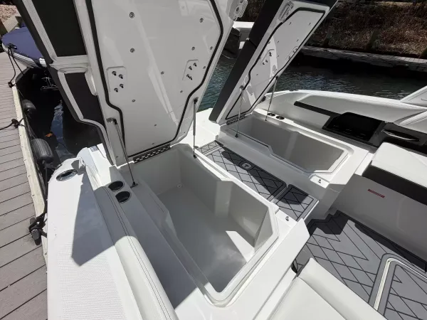 2027 Cobalt R6 OB detail image 10