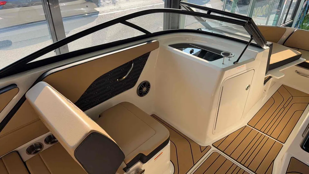 2027 Sea Ray 210 SPO-11