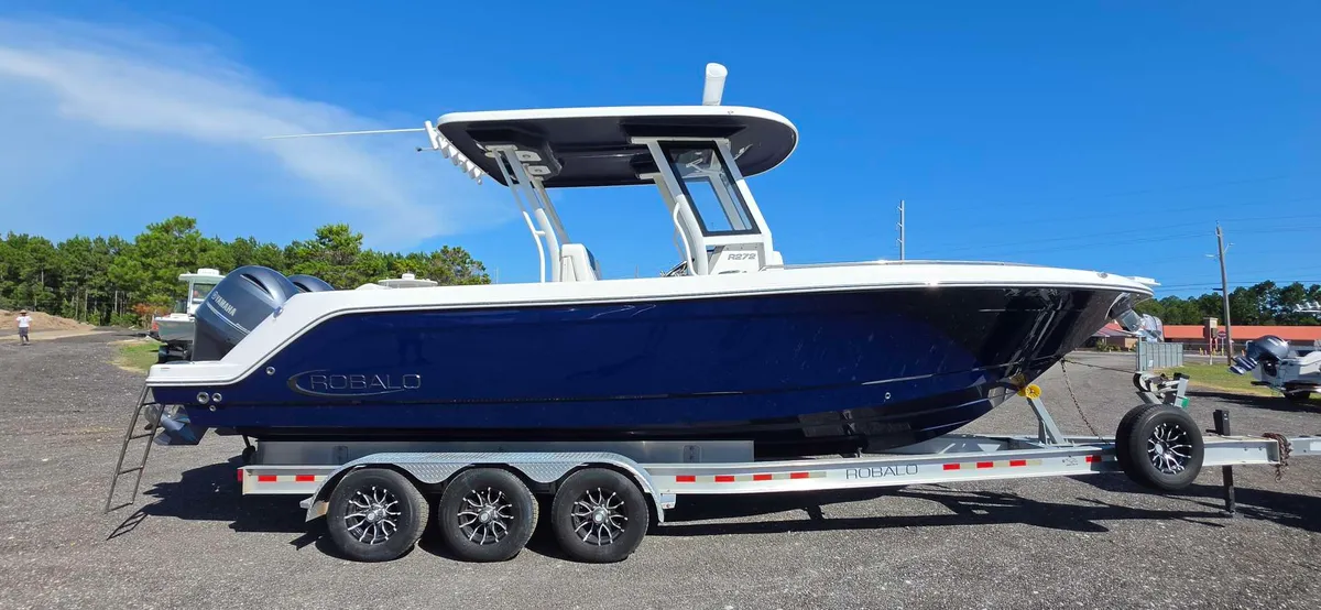 2023 Robalo R272