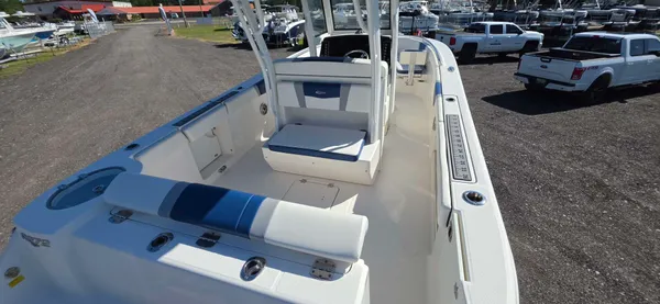 2023 Robalo R272