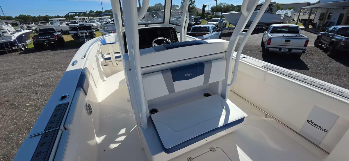 2023 Robalo R272
