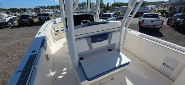 2023 Robalo R272