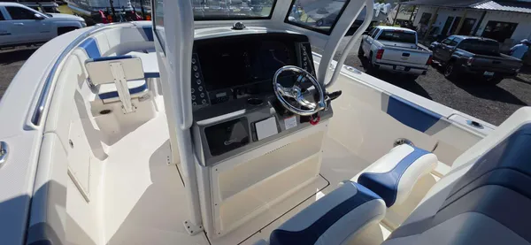 2023 Robalo R272