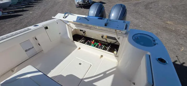 2023 Robalo R272