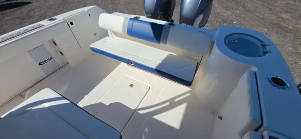 2023 Robalo R272