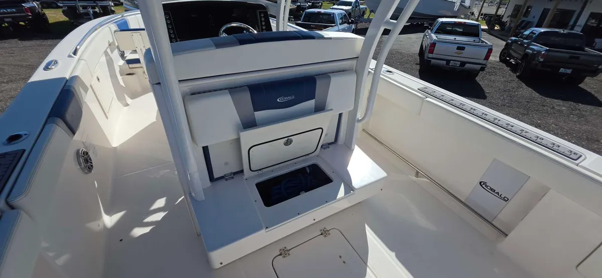 2023 Robalo R272